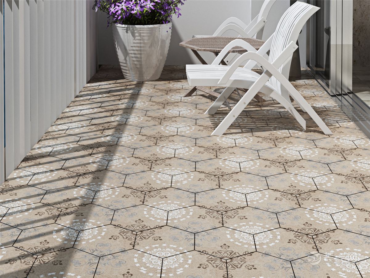 深绿色打底,透出一些柔和色彩的花样瓷砖,就像森林中阳光穿梭在