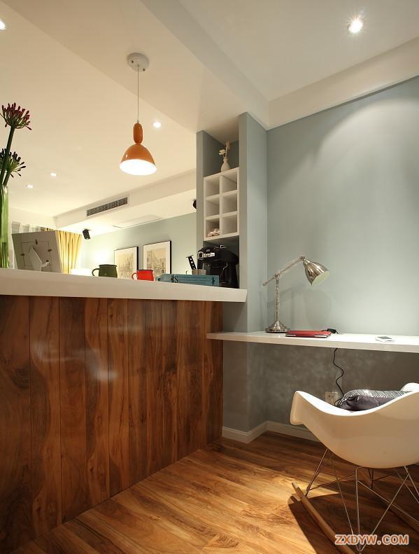 在小小的蜗居里勉强隔出来的开放式书房,顺带圆了我的吧台梦